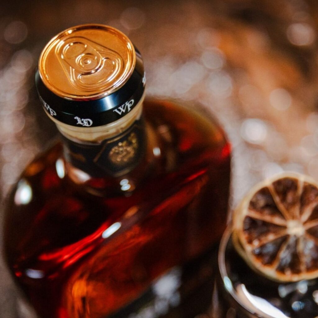 Lid of liquor bottle